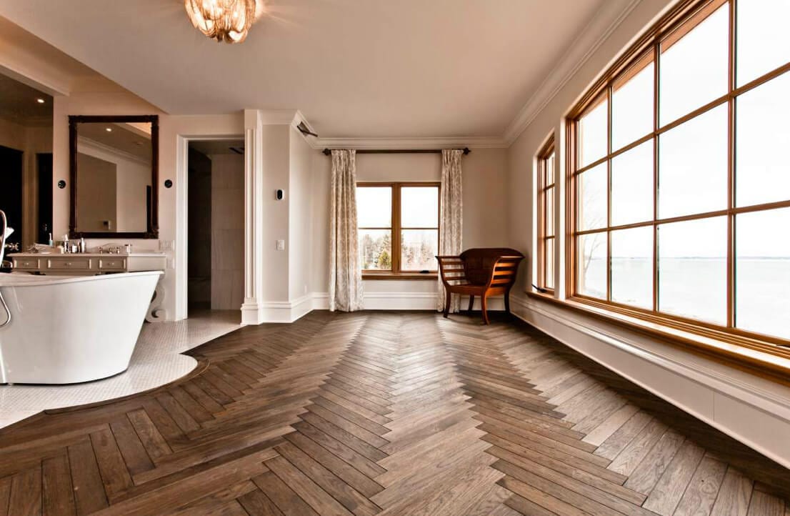PVC visgraatvloer in een ruime badkamer met vrijstaand bad