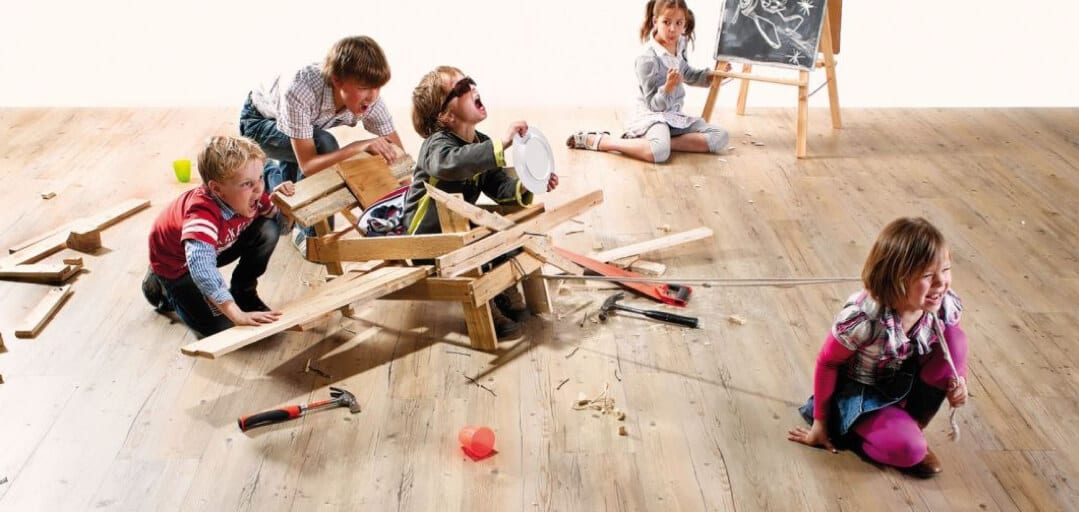Kinderen spelen samen op een lichte PVC vloer
