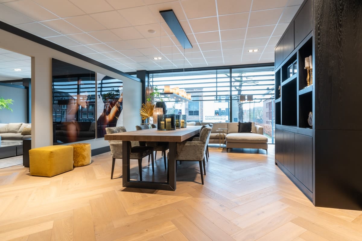 IPC PVC vloer in een commerciële ruimte met lange tafel en zithoek