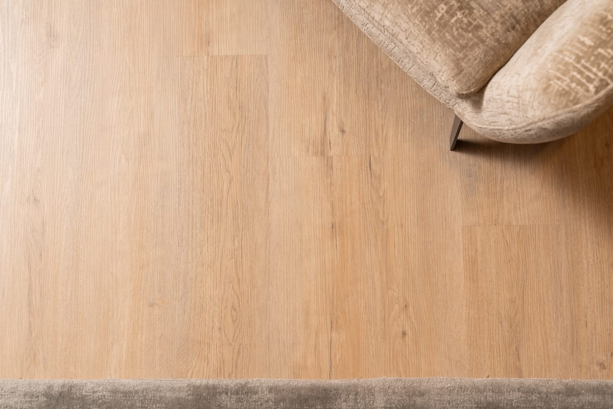 Lichte eiken PVC vloer met een zacht vloerkleed